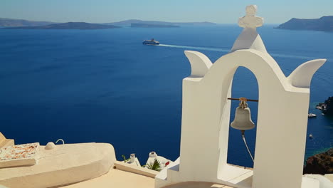 magníficas iglesias, pasarelas y edificios adornan la isla de santorini en las islas griegas 1