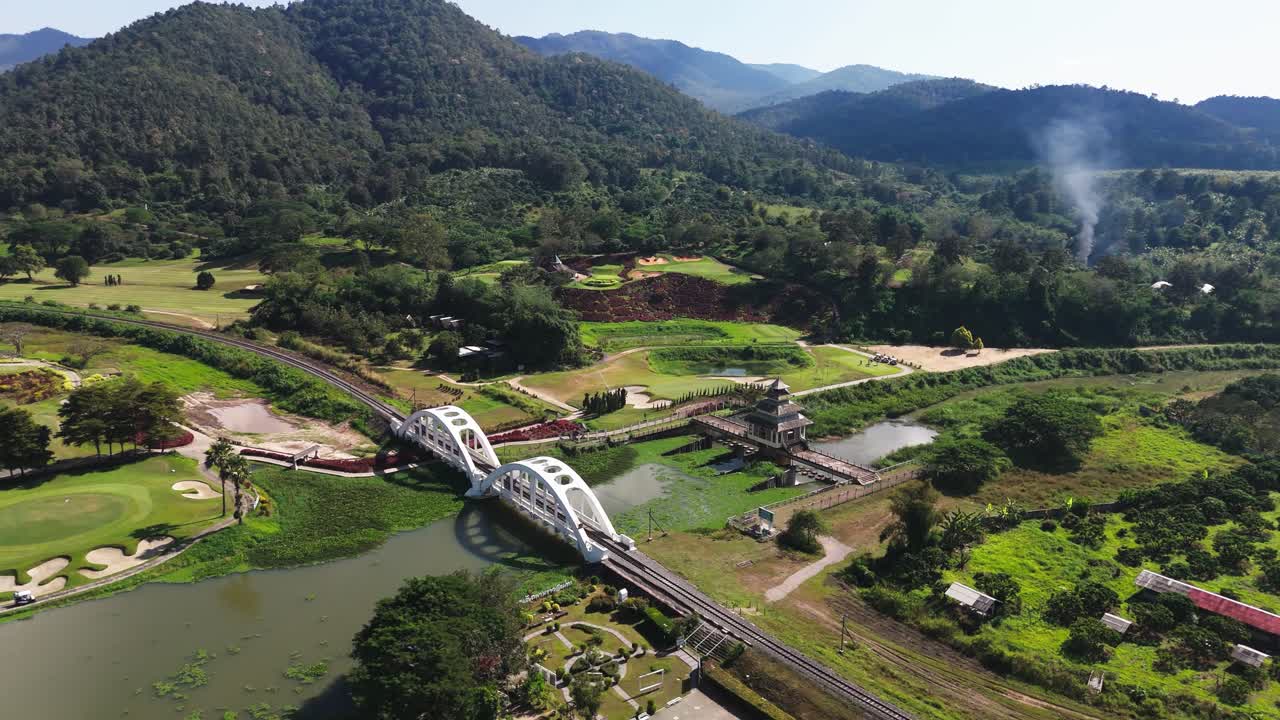 Dron sobrevolando el puente Blanco de Tha Chomphu (1 de 2)