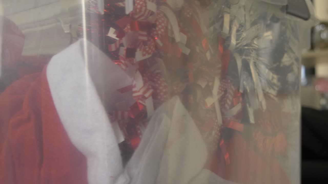 caja llena de adornos navideños