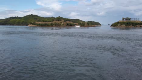 Estrecho-De-Funaoriseto,-Marea-Subiendo-En-El-Shimanami-Kaido,-Ehime-Japón