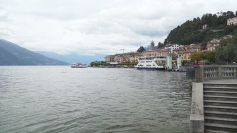 Los-Ferries-Salen-De-La-Ciudad-De-Bellagio,-Cerca-Del-Lago-De-Como.