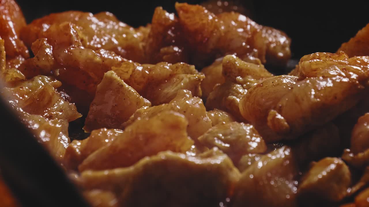 프라이팬에 휘젓는 신선한 닭고기의 매크로 샷