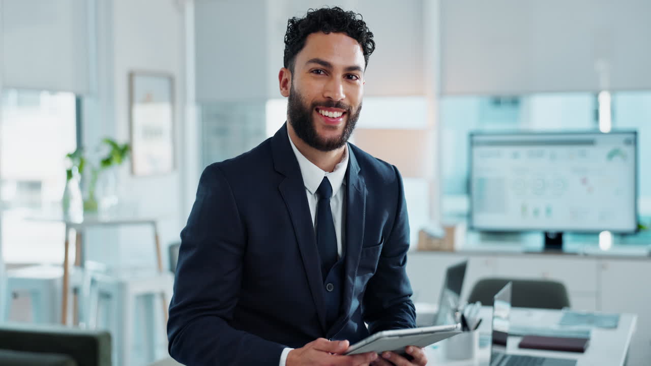 uomo d'affari sicuro in un ufficio moderno