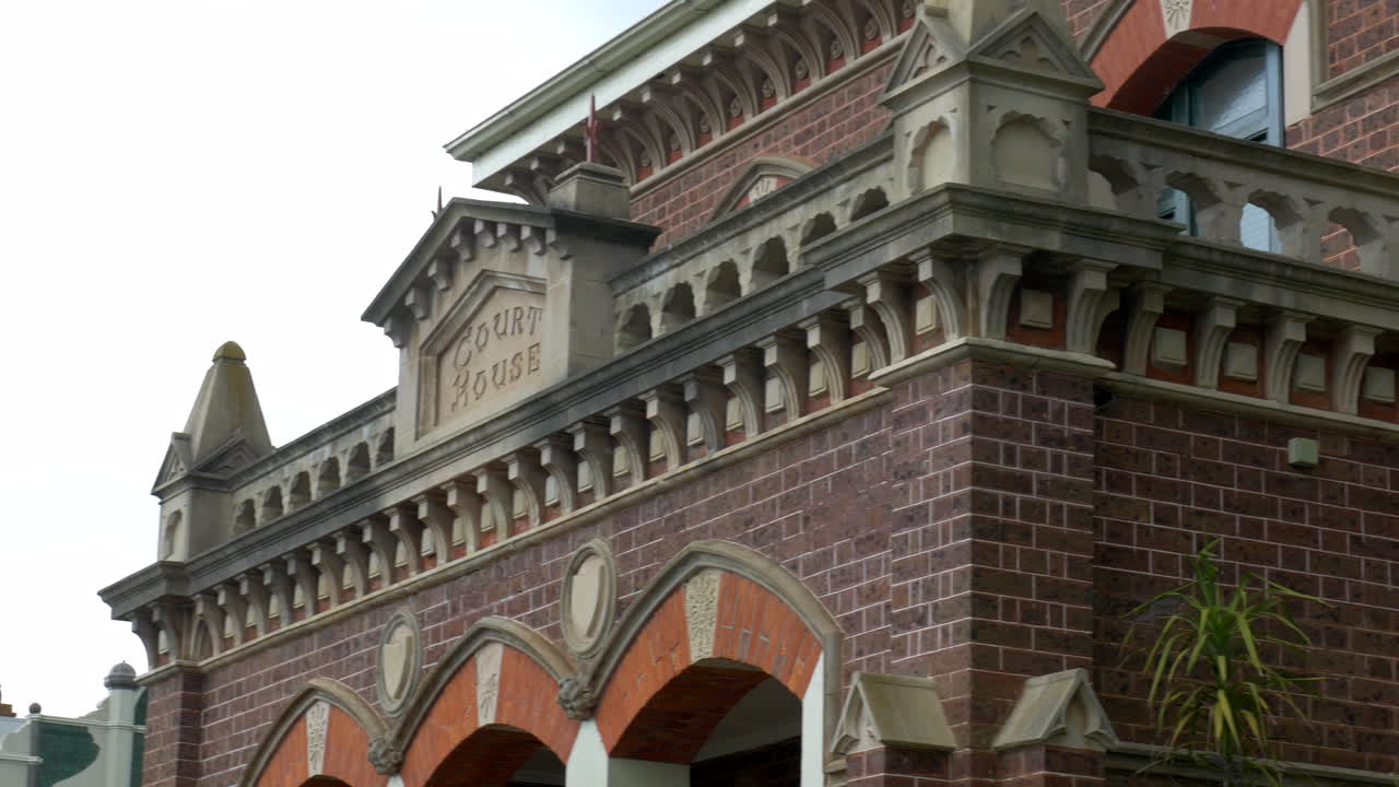 старое кирпичное здание волостного суда, слева