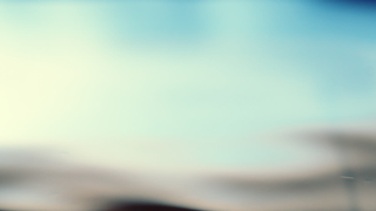 깨끗한 잔물결과 파동 굴절 배경을 가진 수면 짙은 파란색 질감