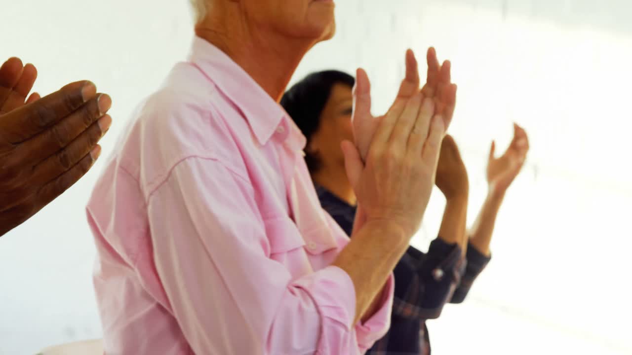 박수를 치는 사람들의 그룹 4k