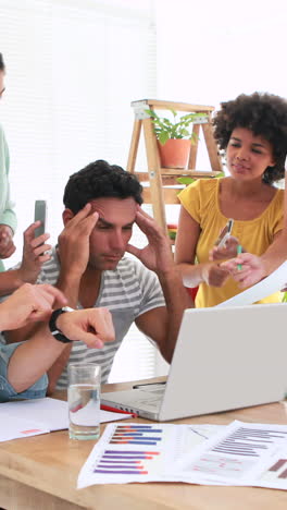 ansioso hombre de negocios casual con las manos en la cabeza