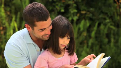 Vater-Liest-Mit-Seinem-Kleinen-Mädchen-Ein-Buch