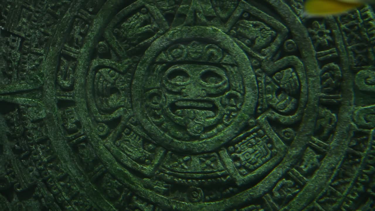 la piedra del sol azteca se encuentra bajo el agua.