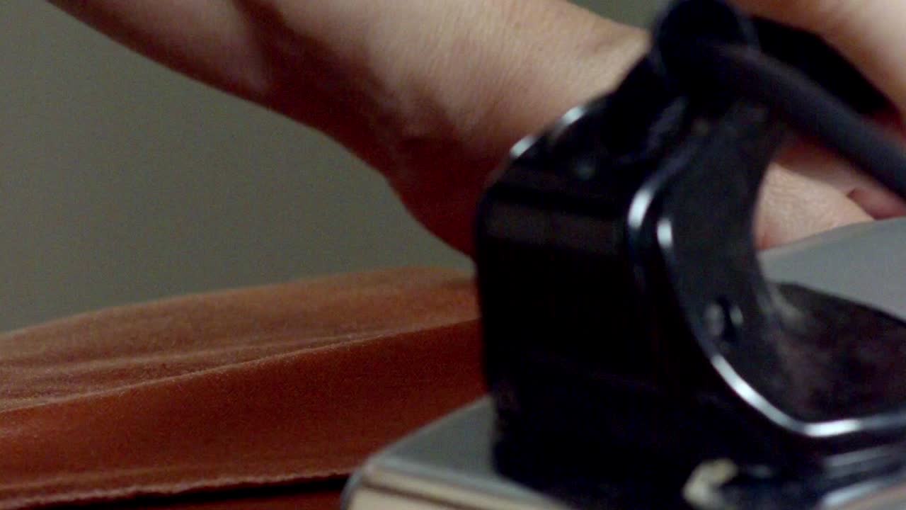 패션 산업은 직물을 생산하고 의류를 제조하기 위해 많은 양의 물을 소비합니다.