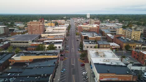 Concepto-Urbano---Calles-Del-Centro-De-La-Ciudad-De-Columbia,-Missouri---Vista-Aérea-De-Drones