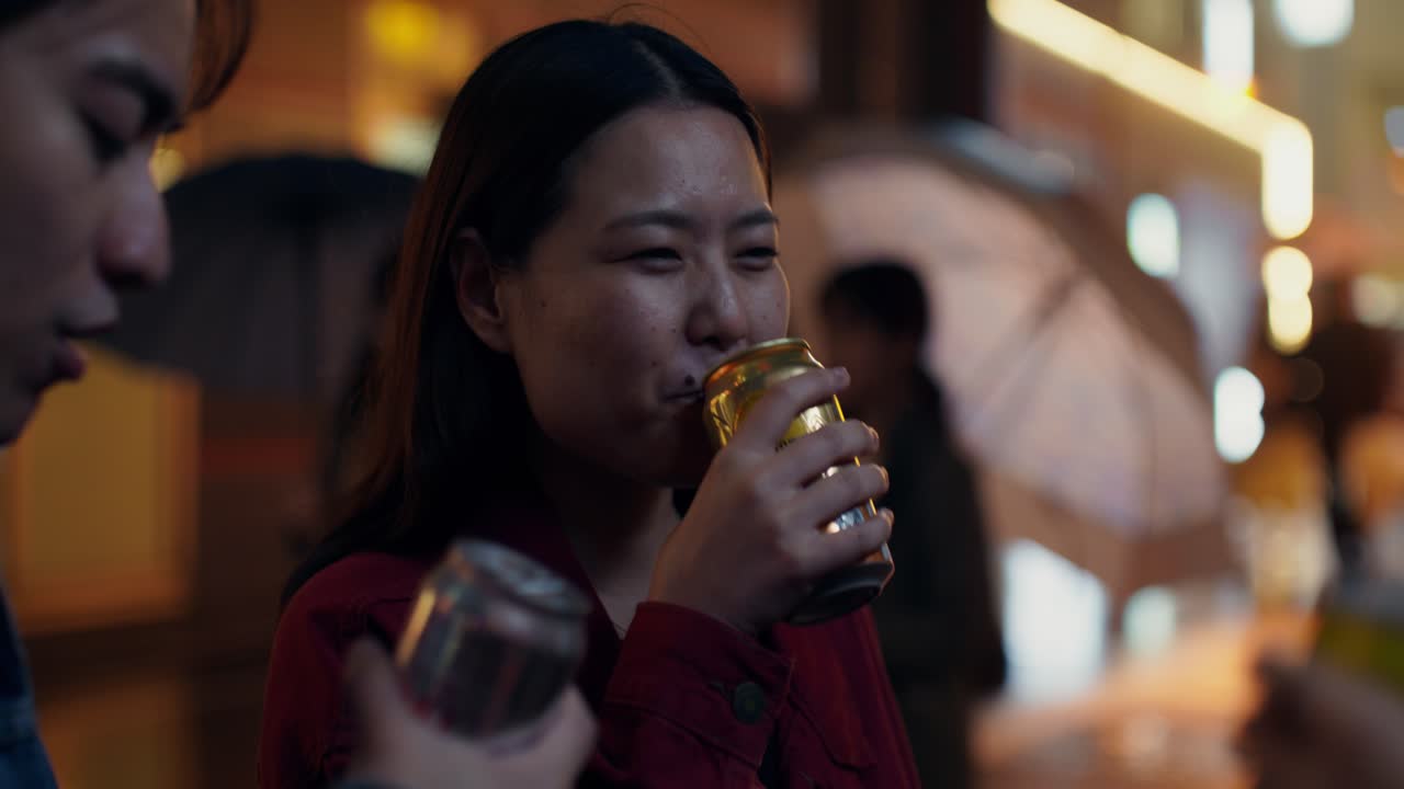 Amigos Desfrutando de Bebidas à Noite