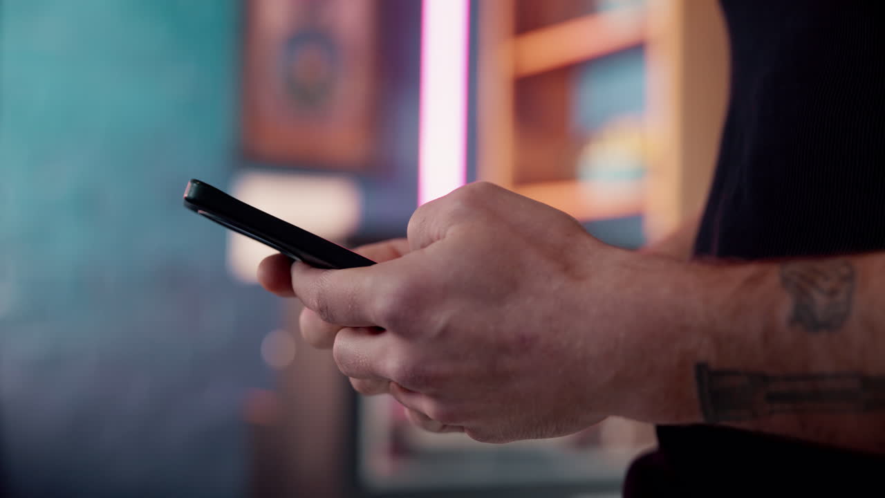 Persona con un telefono cellulare