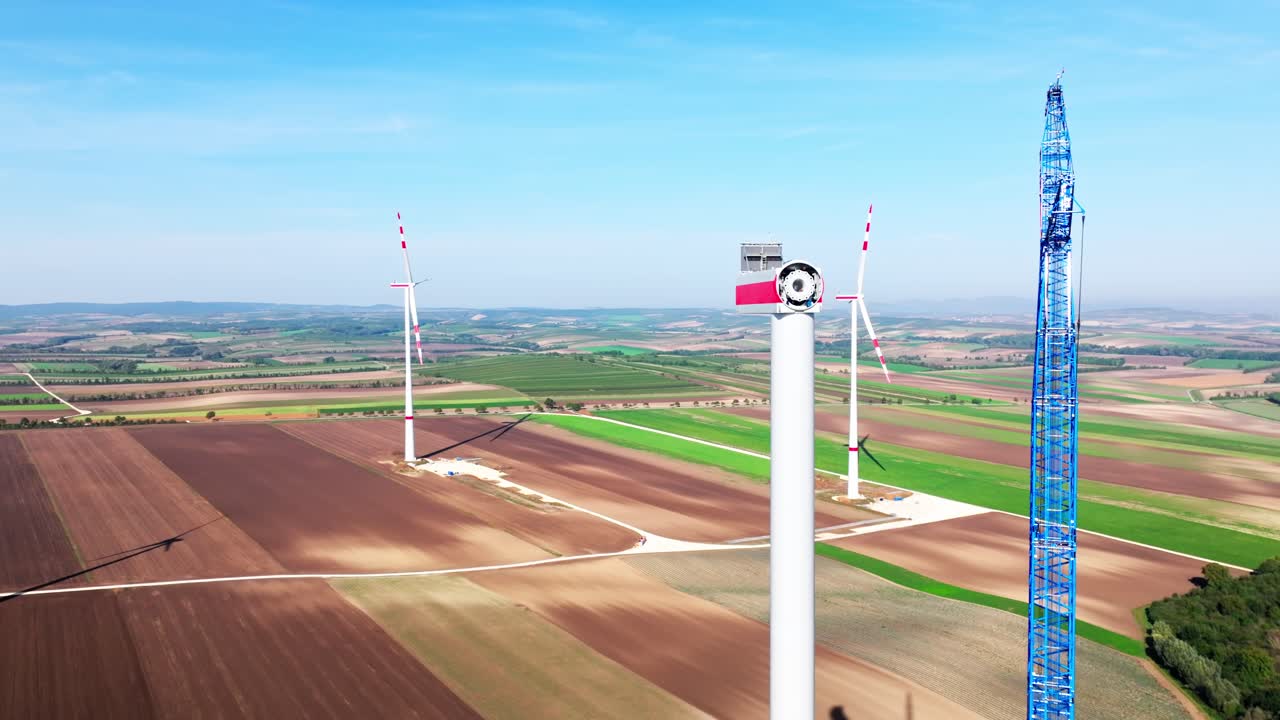 건설 중인 풍력 터빈이 있는 풍력 발전소 - 공중 드론 촬영