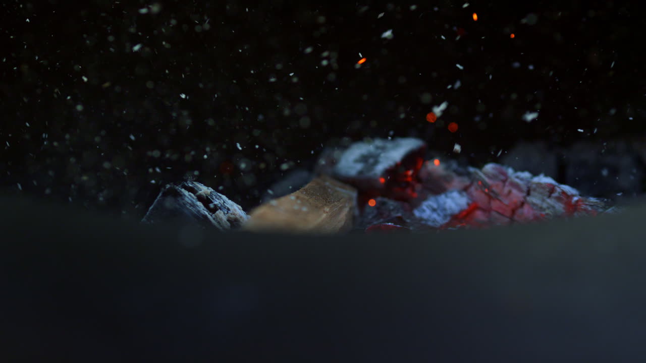 밖의 빈 그릴에서 날아다니는 불꽃