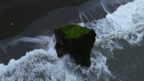 Olas-Del-Océano-Rompiendo-En-El-Mar-En-La-Playa-De-Arena-Negra-De-Laekjavik-En-Islandia