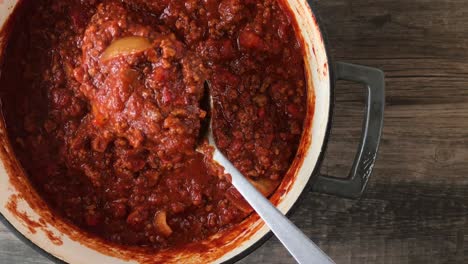 agitando una gran olla de chile sin frijoles vista superior