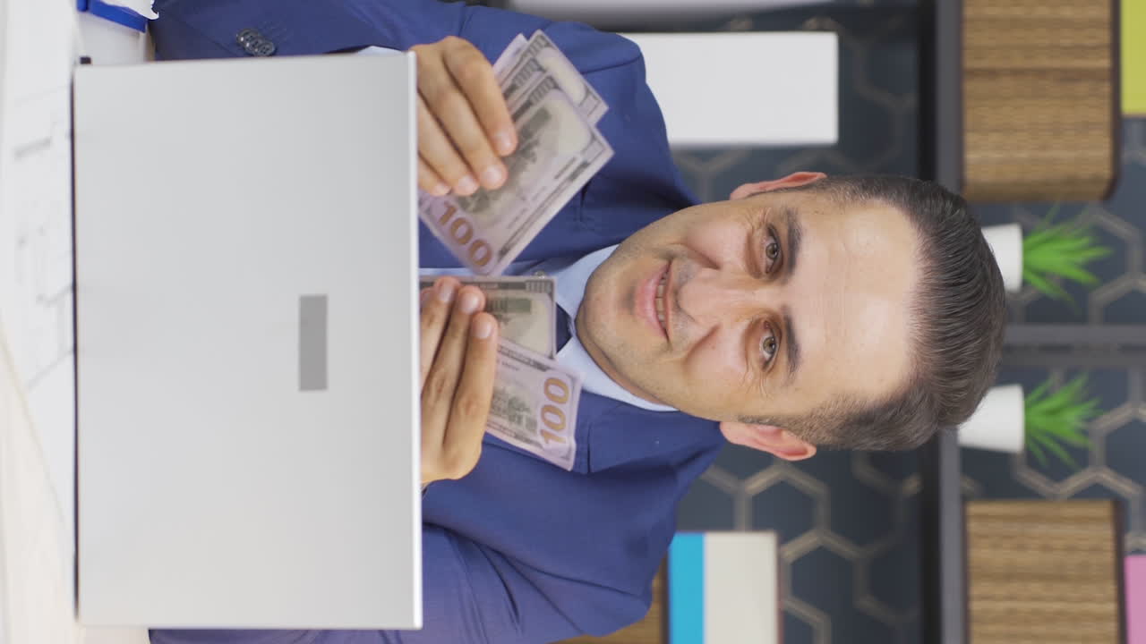 video vertical de un hombre de negocios contando dinero mirando a la cámara.
