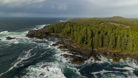 Video-De-Drones-Al-Atardecer-En-Ucluelet-Columbia-Británica,-Canadá-Sobre-El-Océano-Y-El-Bosque