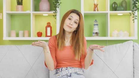 desaprueba y rechaza a la mujer. escuchando noticias y anuncios.