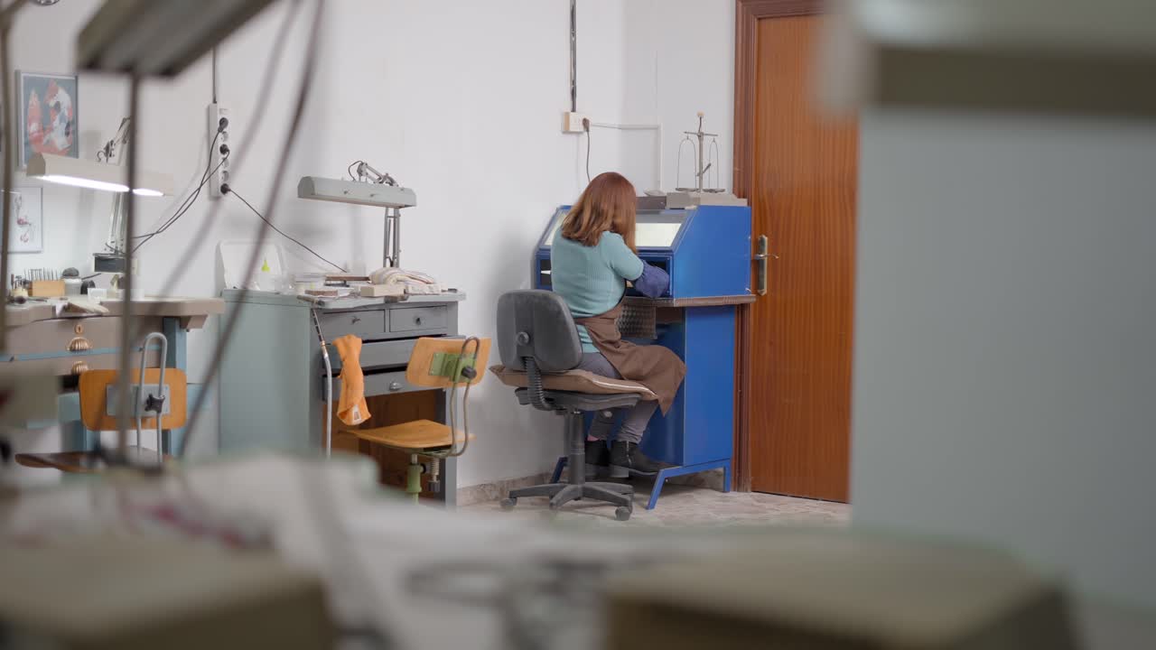 Guldsmed i arbejde på et værksted