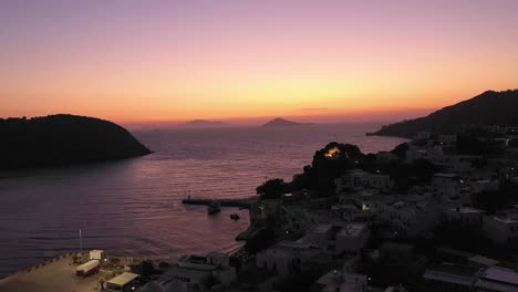 Amanecer-Sobre-La-Isla-De-Patmos-Grecia-Isla-Drone-Puerto-Aéreo-Hermosa-Ciudad-En-Europa