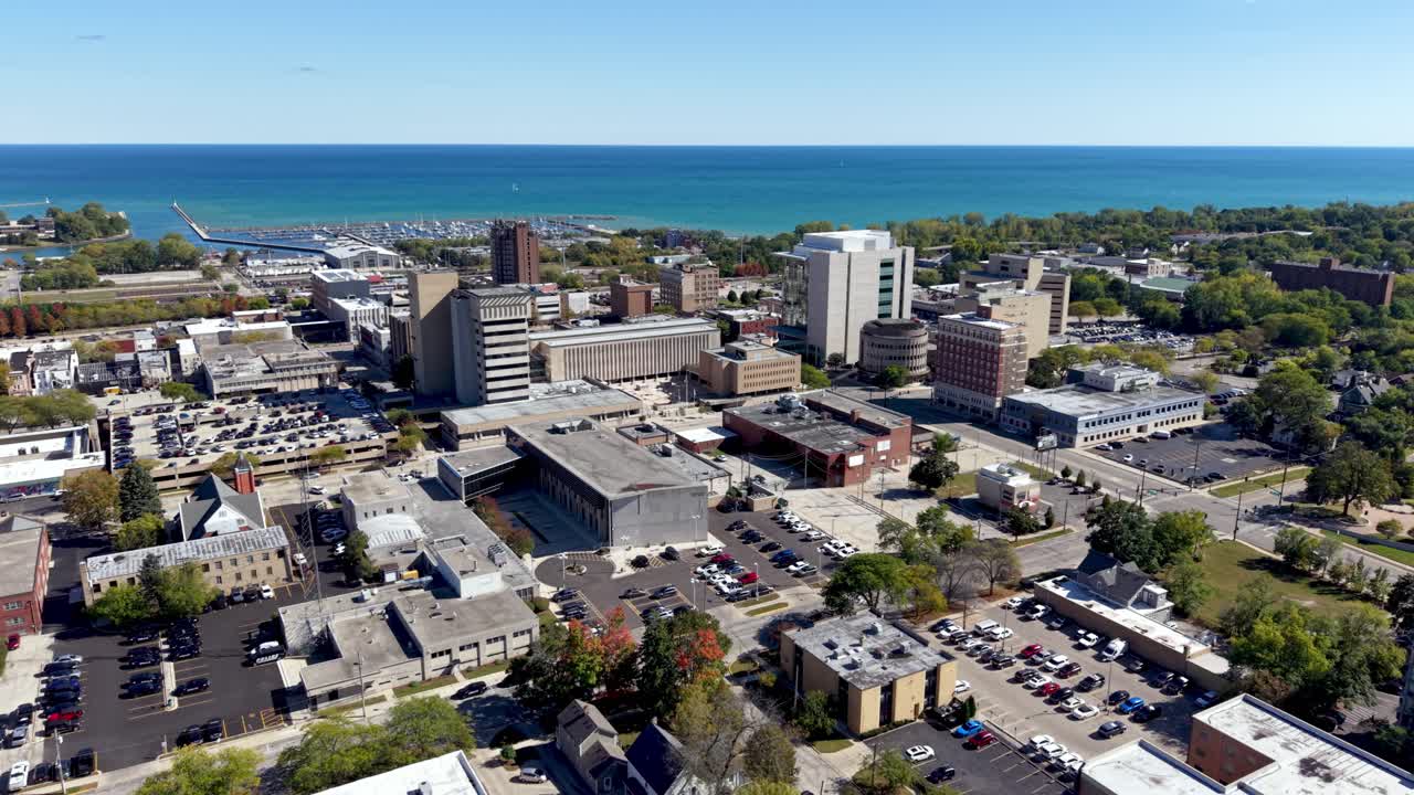 Toma aérea panorámica de Waukegan (Illinois) en 4K