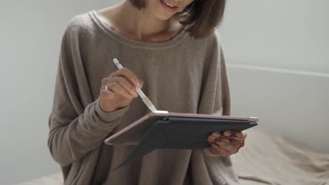 mujer usando tableta con lápiz