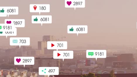 animación de etiquetas de notificación y números cambiantes sobre una vista aérea de la ciudad moderna