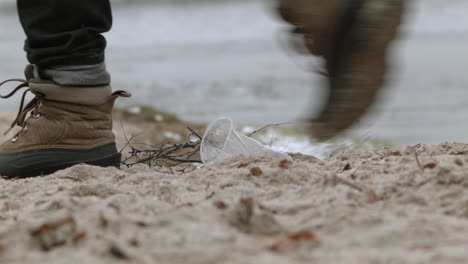 Skrupelloses-Abwerfen-Des-Plastikbechers-Am-Strand