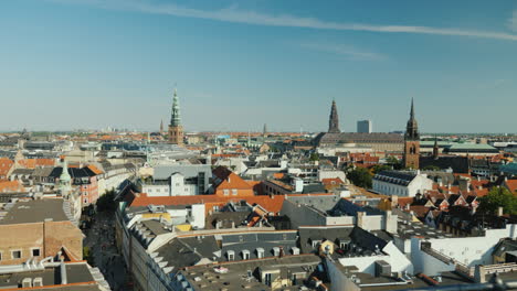 Die-Stadt-Kopenhagen-Eine-Alte-Stadt-Oft-Mit-Alten-Ziegeldächern-Und-Spitzen-4k-Video