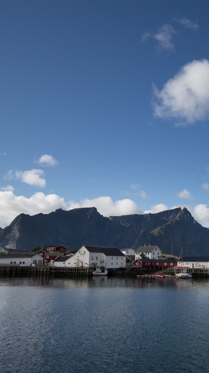 hermosa vista de la ciudad de las islas lofoten en noruega en vertical