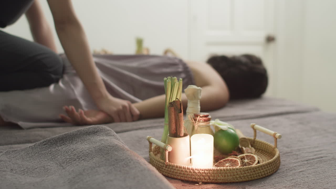 Spa Salonunda Kadın Müşterinin Sırtını Çeken ve Kemerleştiren Osteopat