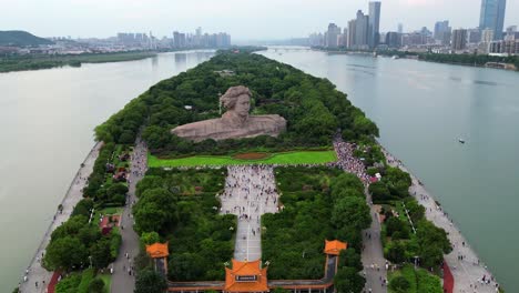 Mao-Statue-Auf-Einer-Kleinen-Insel