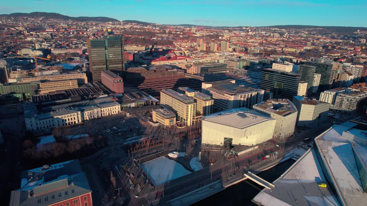 Panoramische Luftaufnahme des Osloer Hauptbahnhofs nahe dem Operntor, Osloer Stadtbild bei Sonnenuntergang, Den Norske Opera Ballett, Deichman Bjørvika Bibliothek