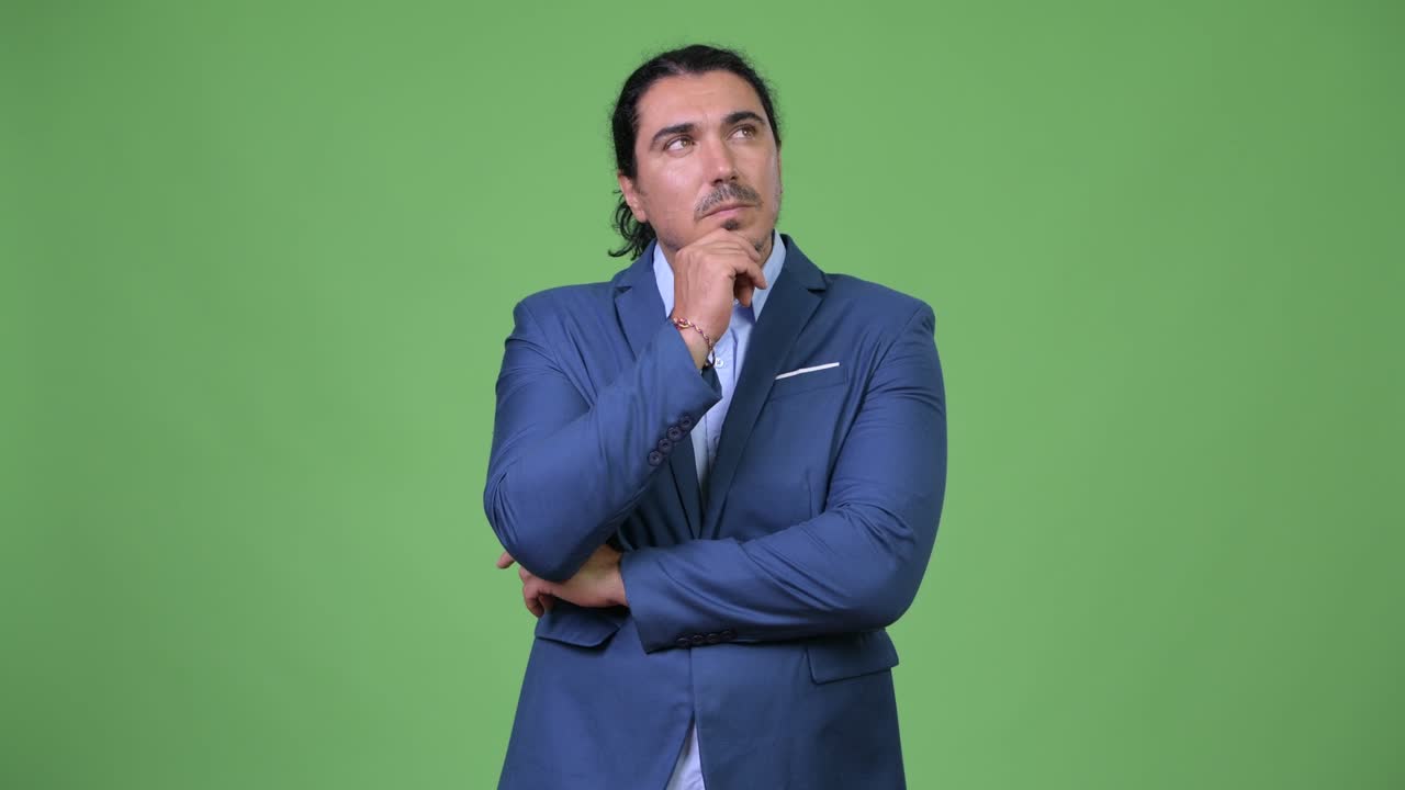 un hombre de negocios guapo sonriendo y pensando