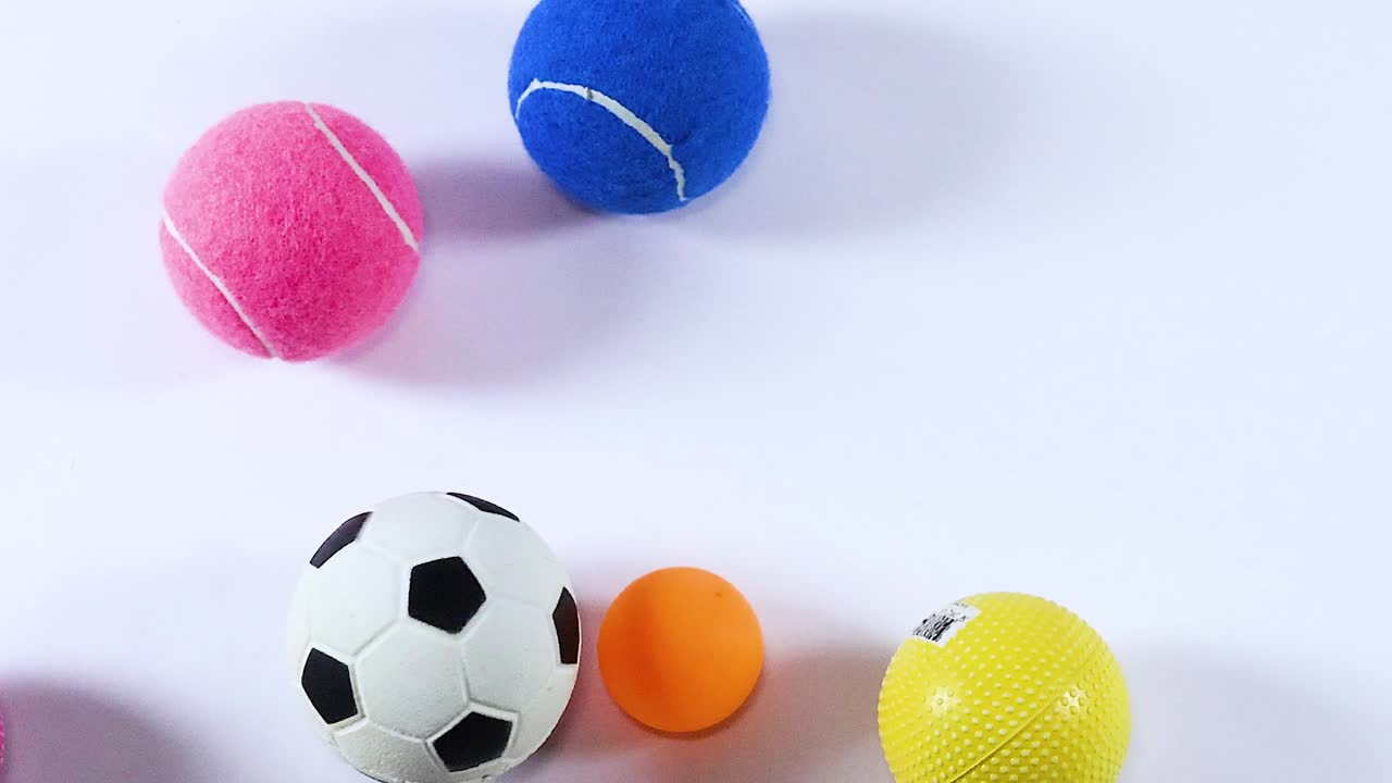 varias bolas moviéndose a través de un fondo blanco