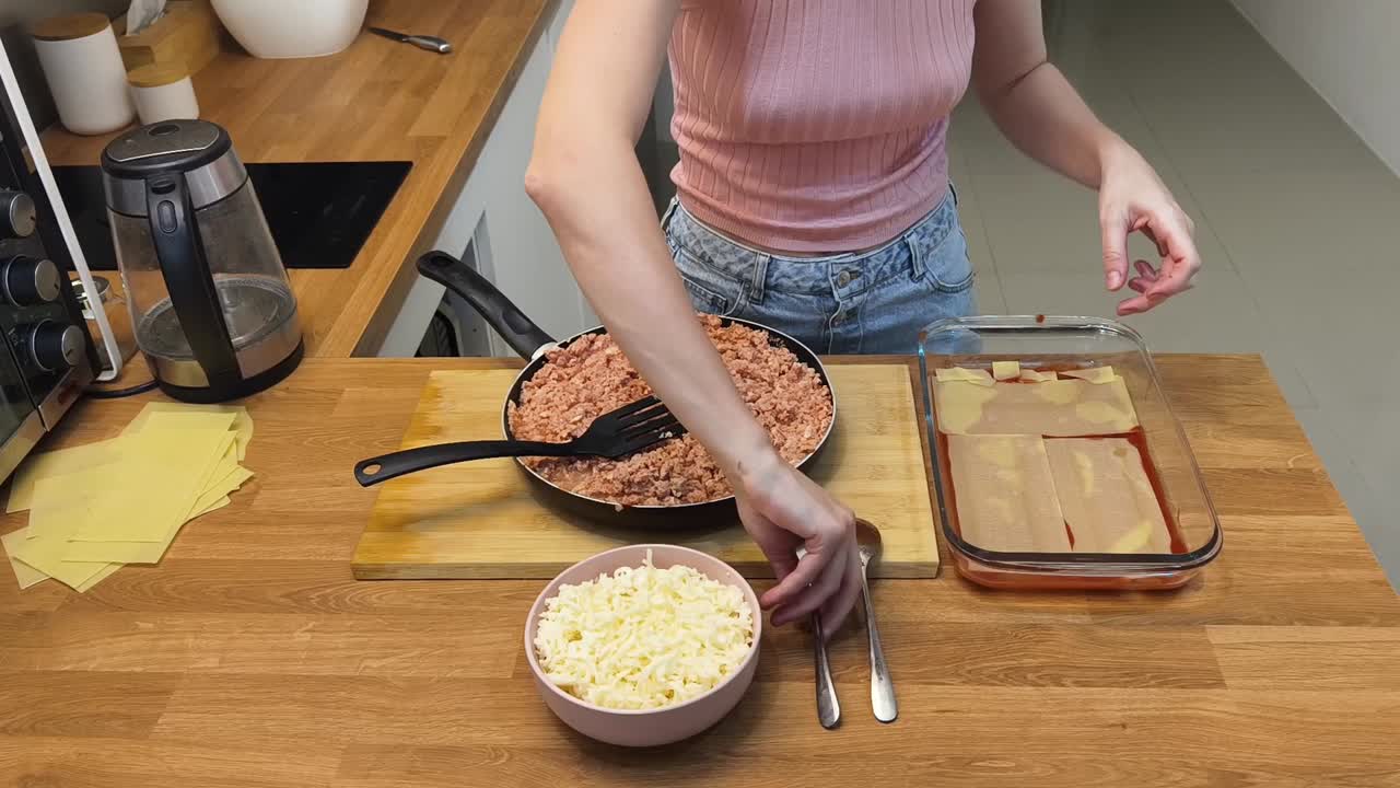 preparando lasaña