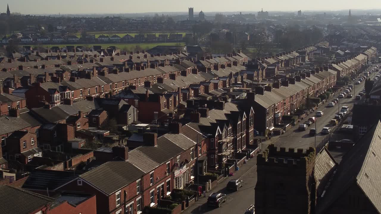 vista aérea revela hileras de históricas casas adosadas en dentons green, st helens con un largo camino al amanecer