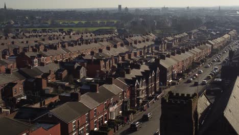 Vista-Aérea-Revela-Hileras-De-Históricas-Casas-Adosadas-En-Dentons-Green,-St-Helens-Con-Un-Largo-Camino-Al-Amanecer