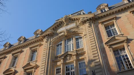 Exterior-Del-Edificio-Del-Conservatorio-Nacional-De-Artes-Y-Oficios-Contra-El-Cielo-Azul-En-París,-Francia
