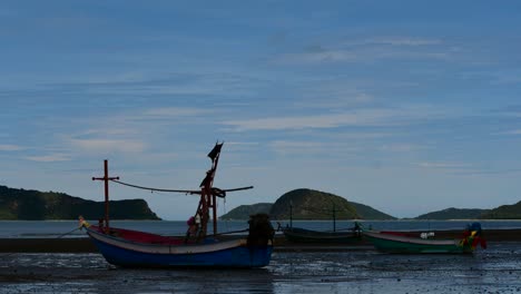 Los-Barcos-De-Pesca-Que-Amarran-En-La-Marea-Baja-Generalmente-Se-Ven-Como-Parte-De-Un-Romántico-Paisaje-Marino-Provincial-Del-Parque-Nacional-Khao-Sam-Roi-Yot,-Prachuap-Khiri-Khan,-En-Tailandia