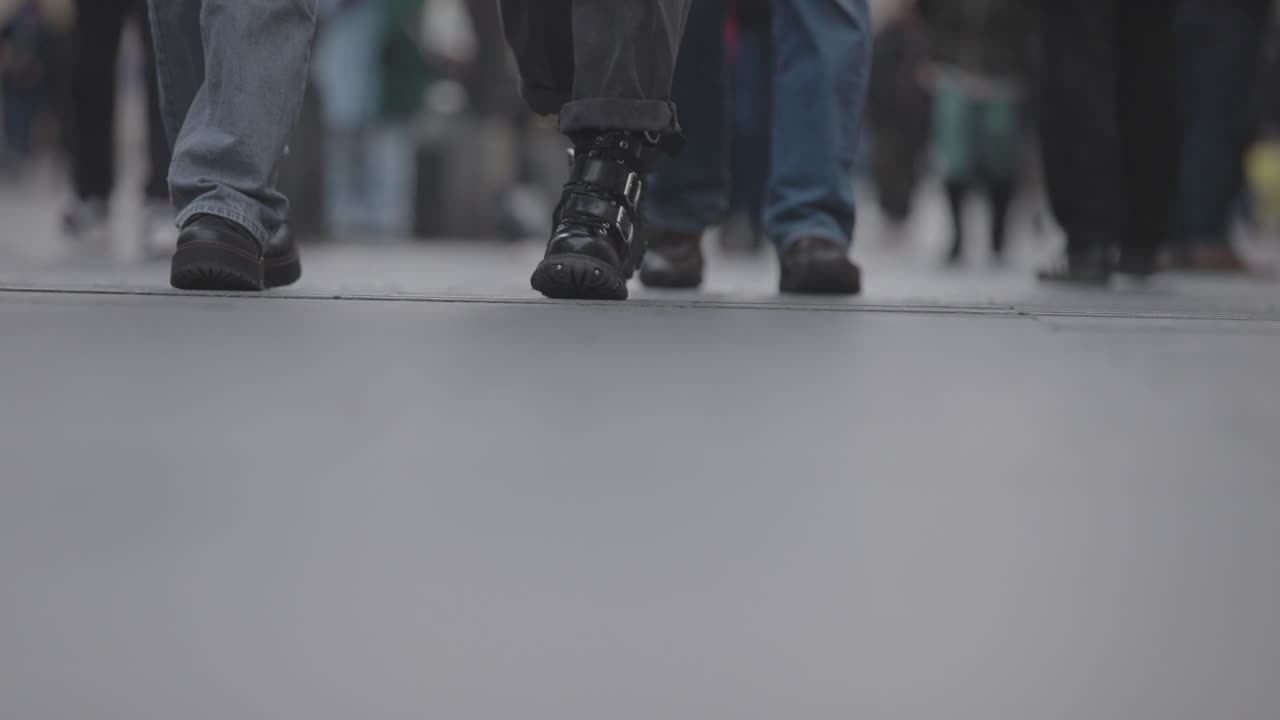 Gente che cammina per una strada cittadina
