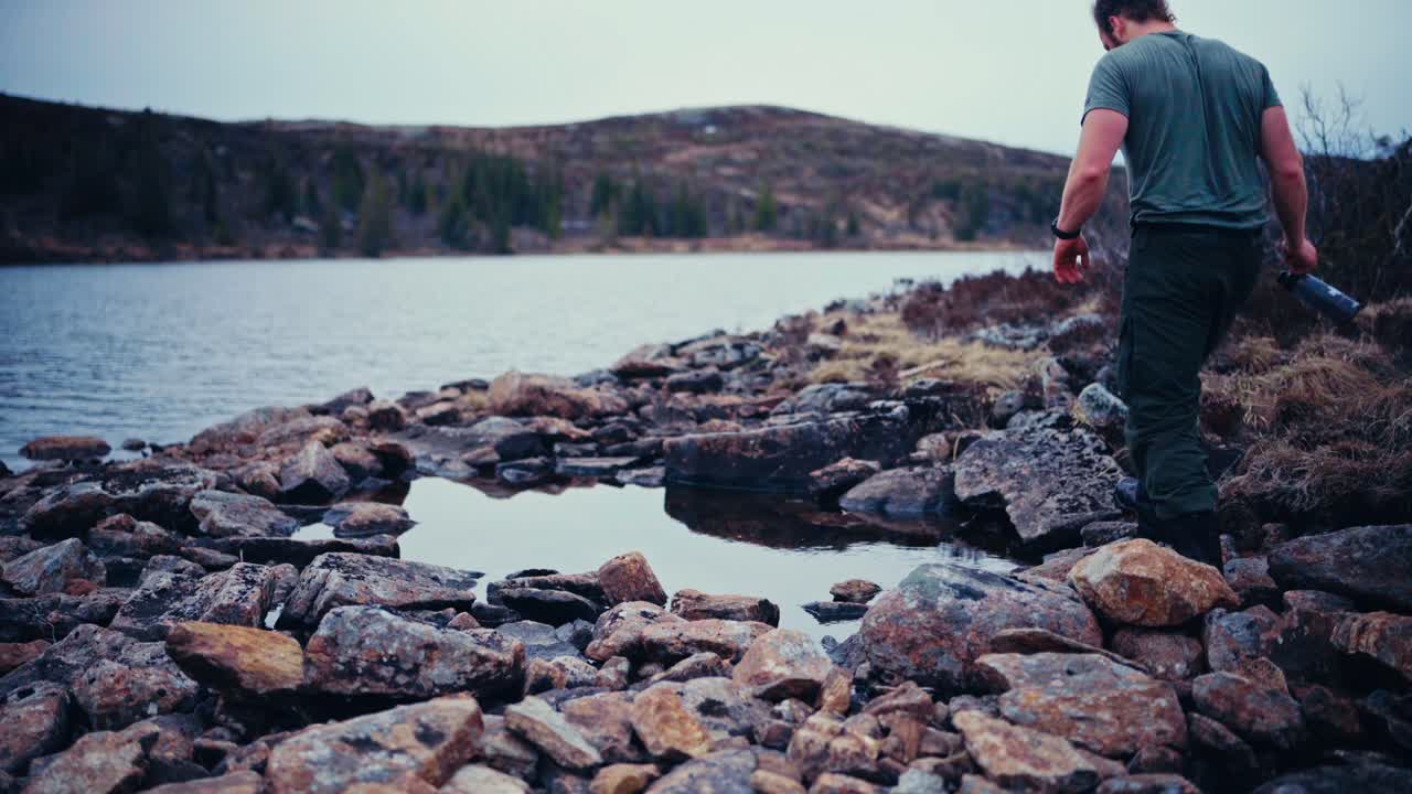 Mann henter vann fra elv i Åfjord, Norge - Vidvinkelbilde
