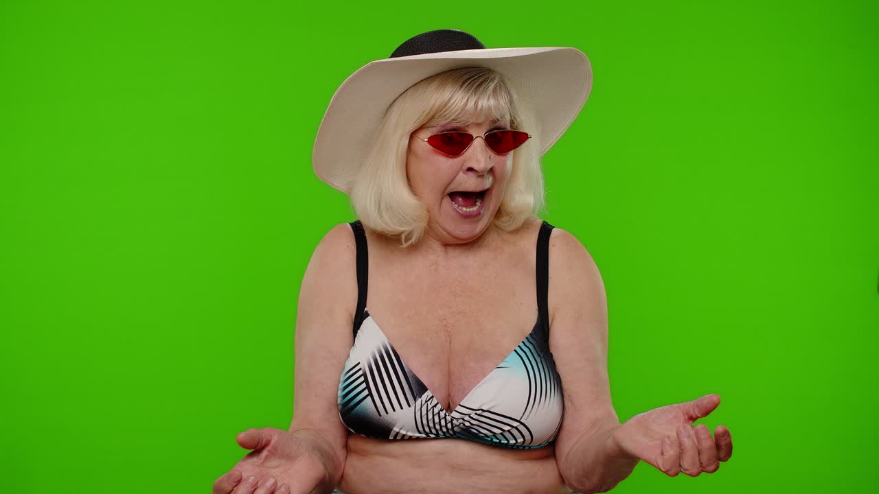 mujer turista de edad avanzada con conmoción levantando las manos, hacer pregunta qué, razón de la falla en la llave de croma