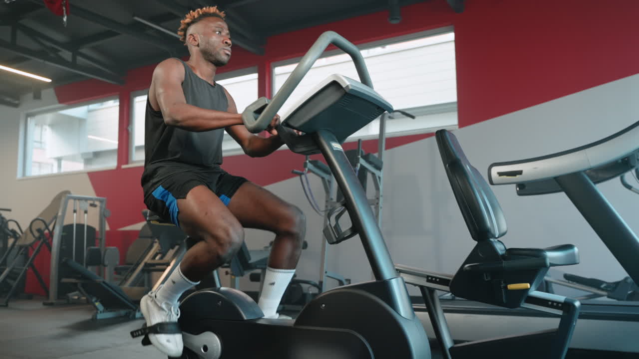 hombre trabajando en una bicicleta de ejercicio en el gimnasio