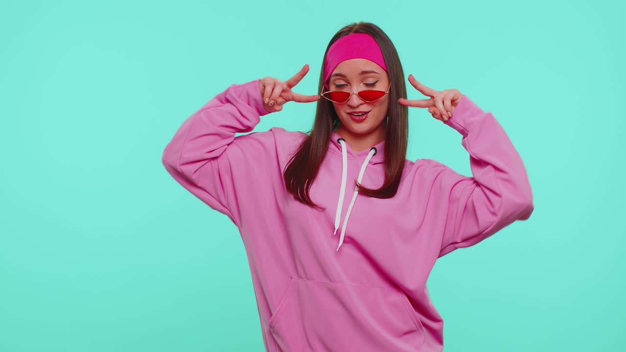 alegre chica atractiva con gafas de sol escuchando música y bailando discoteca divirtiéndose