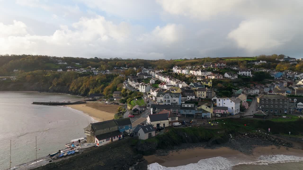 bahía de gales con pintorescas vistas costeras, idílico lugar costero británico