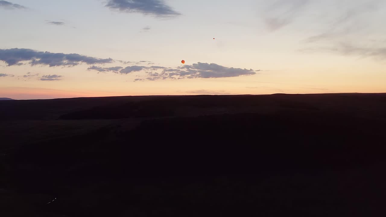 dynamic golden hour drone shot de una linterna del cielo sobre el páramo en las hébridas
