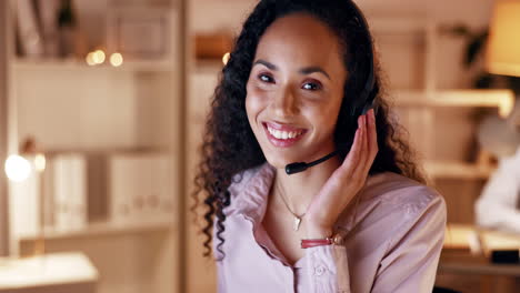 Atención-Al-Cliente,-Feliz-Y-Cara-De-Mujer-De-Noche.